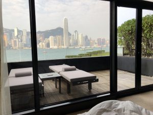インターコンチネンタル香港の室内から朝のビクトリアハーバーを眺める