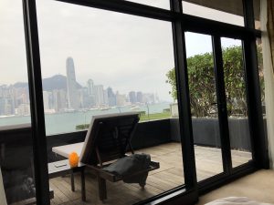 インターコンチネンタル香港の室内からバルコニーを眺める
