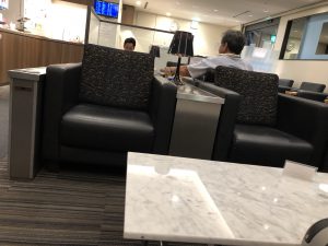 カードメンバーズラウンジ 「六甲」のソファ