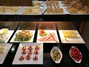 ゴールデンサンスイーツホテル（Golden Sun Suites Hotel）のサラダなど