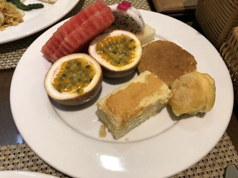ゴールデンサンスイーツホテル（Golden Sun Suites Hotel）の朝食のフルーツ