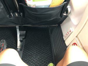 伊丹から奄美大島のJALの機内の足元広めのシート