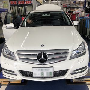 エンジンオイル交換中のCクラス