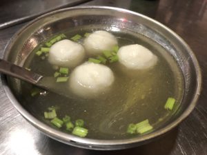 寧夏夜市の魚だんごスープ