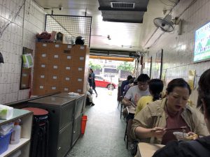 金峰魯肉飯の店内