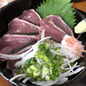 山本鮮魚店のカツオのタタキ丼